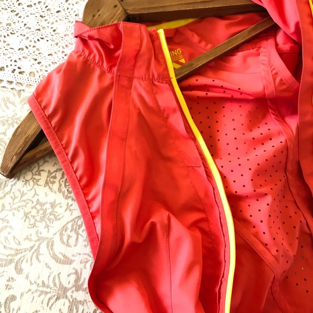 {Helly Hansen} Light, packable running/training jacket with removable sl… - Picture 4 of 14